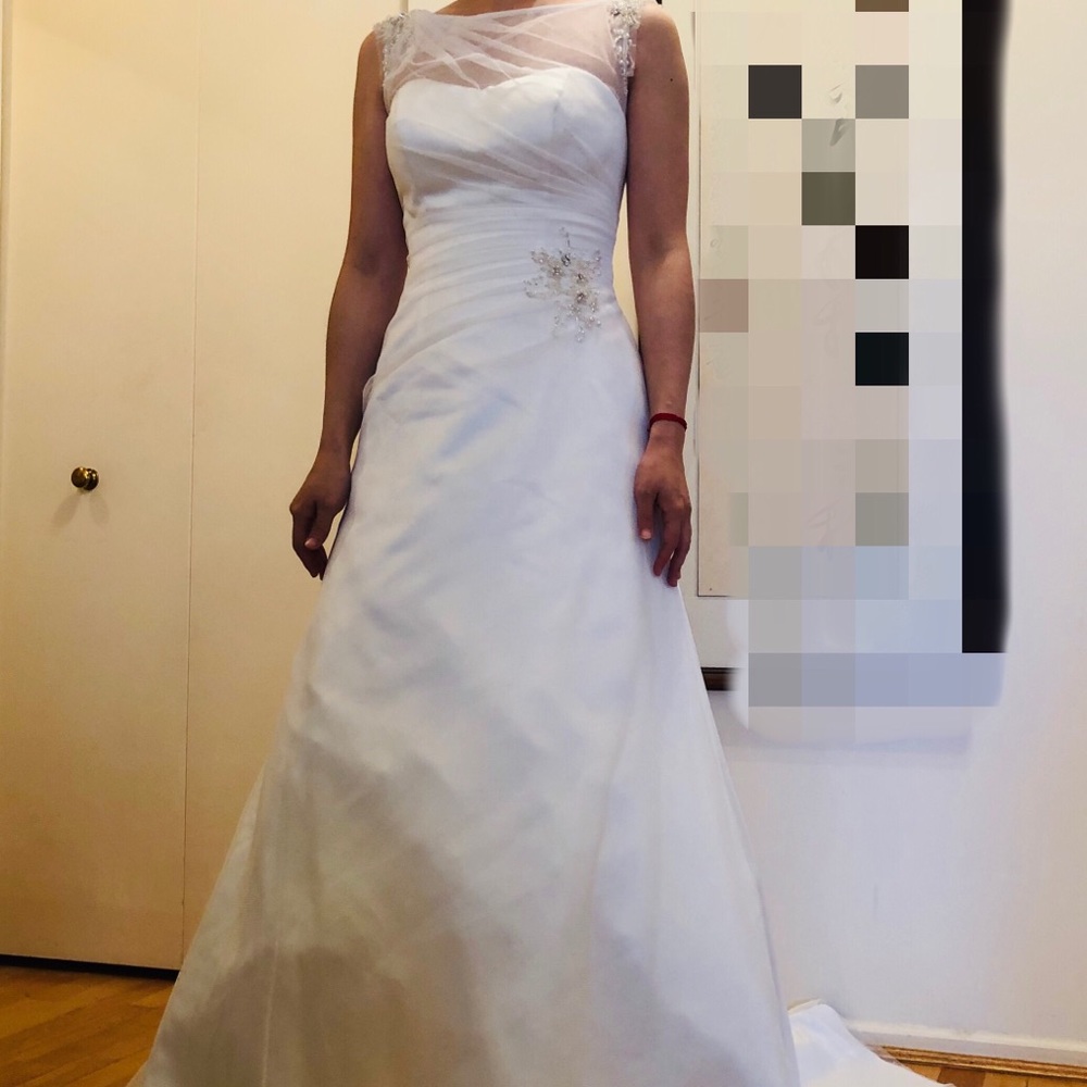 White wedding dress + veil - Picture 1 of 8